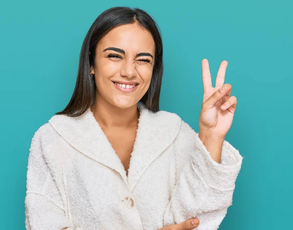 Jeune Femme Brune Portant Des Vêtements Décontractés Souriant Avec Visage — Photo