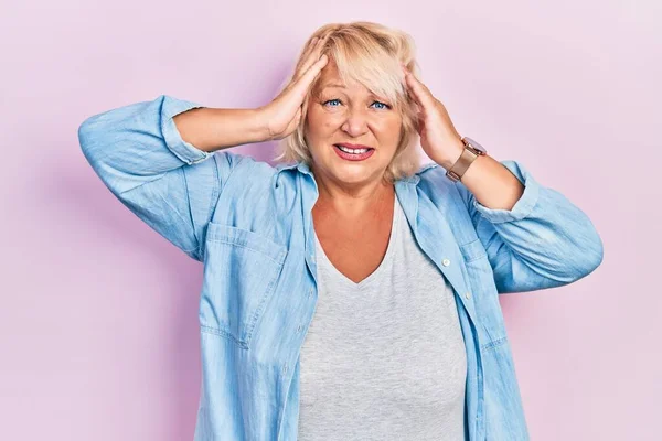 Blonde Frau Mittleren Alters Lässiger Kleidung Die Unter Kopfschmerzen Leidet — Stockfoto