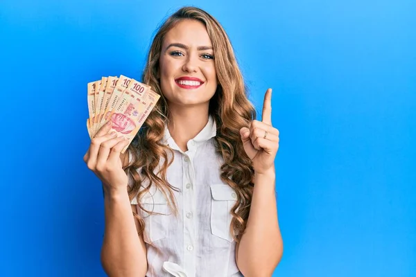 Jovencita Rubia Sosteniendo Pesos Mexicanos Sonriendo Con Una Idea Pregunta — Foto de Stock