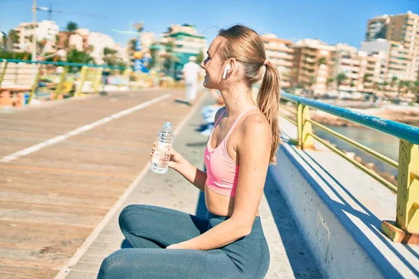 Jonge Blonde Sportvrouw Drinken Fles Water Zitten Bank Aan Promenade — Stockfoto