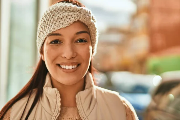 Young Latin Woman Smiling Happy Standing City — Stock Photo, Image