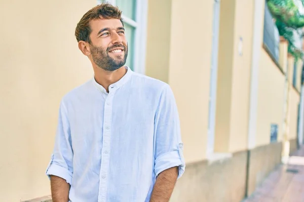 Homem Bonito Com Barba Vestindo Camisa Branca Casual Dia Ensolarado — Fotografia de Stock