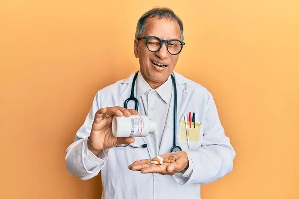 Doktor Üniforması Giyen Orta Yaşlı Hintli Adam Elinde Reçeteli Haplar — Stok fotoğraf