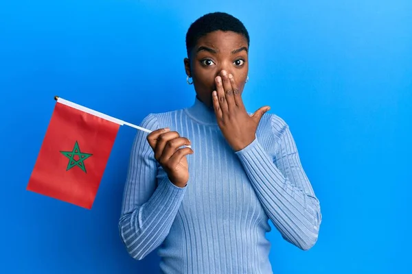 Joven Mujer Afroamericana Sosteniendo Bandera Marruecos Cubriendo Boca Con Mano — Foto de Stock