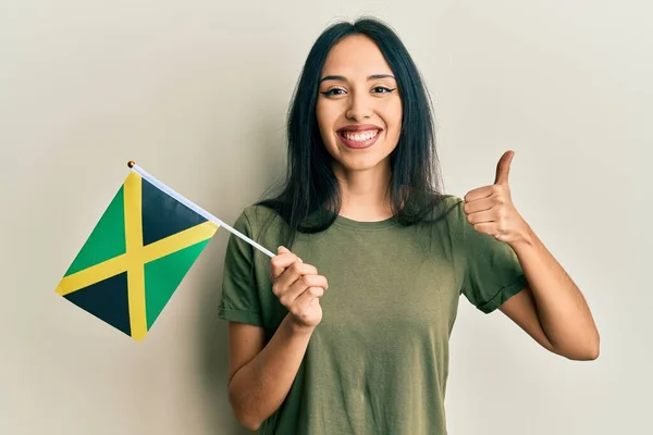 Fiatal Spanyol Lány Kezében Jamaica Zászló Mosolyogva Boldog Pozitív Hüvelykujj — Stock Fotó