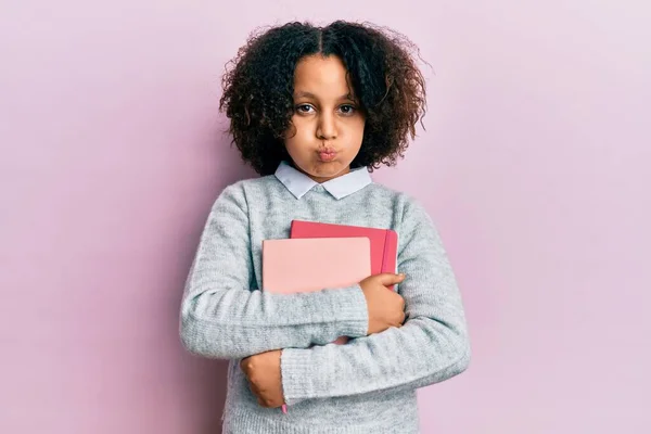 Ung Liten Flicka Med Afro Hår Håller Böcker Puffande Kinder — Stockfoto