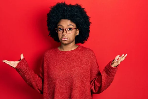 Mujer Afroamericana Joven Con Ropa Casual Gafas Despistadas Confundidas Con —  Fotos de Stock