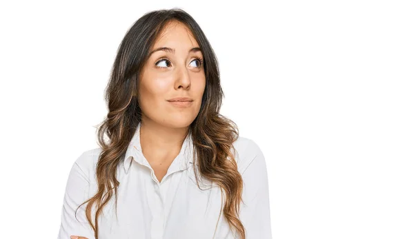 Mujer Morena Joven Vistiendo Ropa Casual Sonriendo Mirando Hacia Lado — Foto de Stock