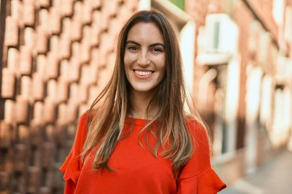 Jovem Hispânica Sorrindo Feliz Cidade — Fotografia de Stock