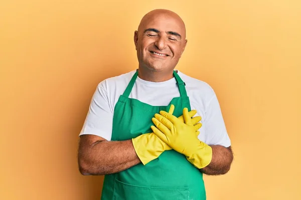 Ώριμος Άνδρας Της Μέσης Ανατολής Καθαρότερη Ποδιά Και Γάντια Χαμογελαστός — Φωτογραφία Αρχείου