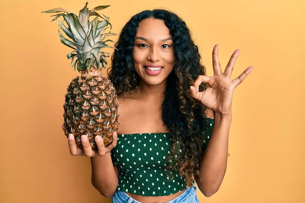 Jovem Mulher Latina Segurando Abacaxi Fazendo Sinal Com Dedos Sorrindo — Fotografia de Stock