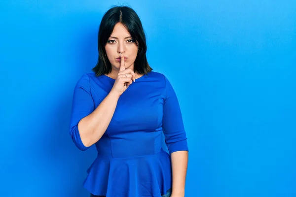 Young Hispanic Woman Wearing Casual Clothes Asking Quiet Finger Lips — Stock Photo, Image