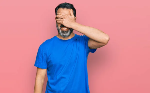 Hombre Mediana Edad Con Barba Vistiendo Camiseta Azul Casual Sonriendo —  Fotos de Stock