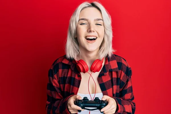 Jong Blond Meisje Spelen Video Game Holding Controller Lachen Hard — Stockfoto