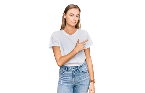 Mooie Jonge Blonde Vrouw Dragen Casual Wit Shirt Wijzend Met — Stockfoto