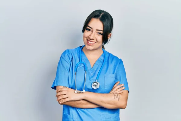 Schöne Hispanische Frau Doktoruniform Und Stethoskop Glückliches Gesicht Lächelnd Mit — Stockfoto