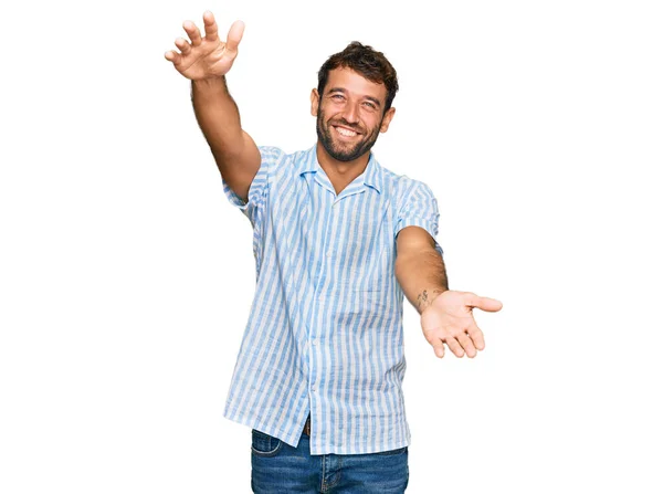 Jovem Bonito Com Barba Vestindo Camisa Fresca Casual Olhando Para — Fotografia de Stock