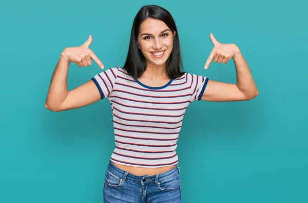 Menina Hispânica Jovem Vestindo Shirt Listrada Casual Olhando Confiante Com — Fotografia de Stock