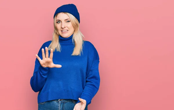 Ung Kaukasisk Kvinna Bär Ull Vinter Tröja Och Mössa Äcklad — Stockfoto