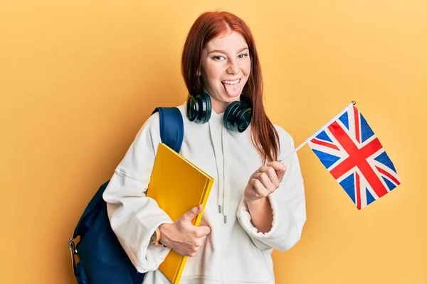 Jovem Estudante Intercâmbio Menina Cabeça Vermelha Segurando Bandeira Reino Unido — Fotografia de Stock
