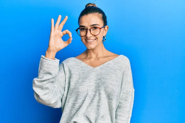 Jonge Latijns Amerikaanse Vrouw Draagt Casual Kleding Lachend Positief Doet — Stockfoto