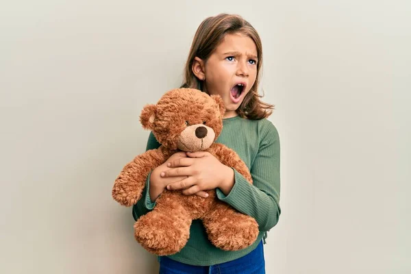 Klein Mooi Meisje Knuffelende Teddybeer Boos Gek Schreeuwend Gefrustreerd Woedend — Stockfoto