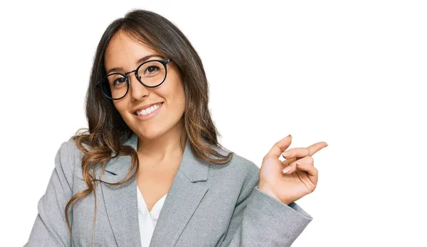 Jovem Morena Vestindo Roupas Negócios Com Grande Sorriso Rosto Apontando — Fotografia de Stock