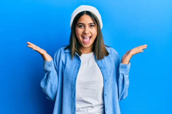 Jonge Latijnse Vrouw Draagt Schattige Wollen Pet Vieren Gek Verbaasd — Stockfoto