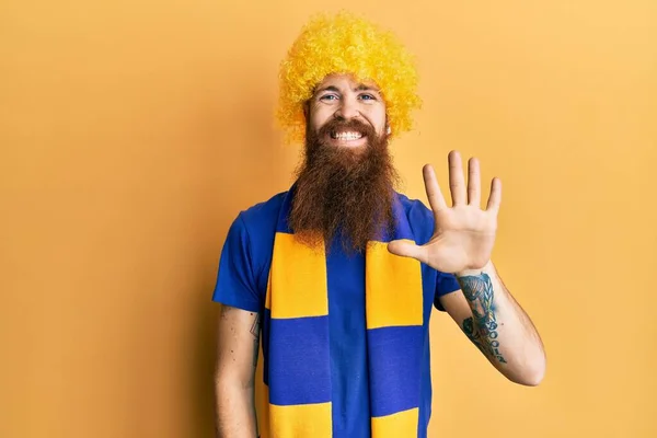 Homem Ruivo Com Barba Longa Futebol Jogo Torcida Hooligan Vestindo — Fotografia de Stock