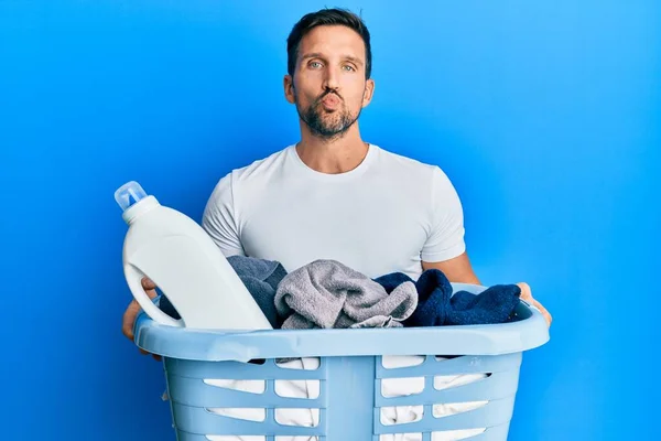 Joven Hombre Guapo Sosteniendo Cesta Ropa Botella Detergente Mirando Cámara — Foto de Stock