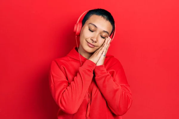 Hermosa Mujer Hispana Con Pelo Corto Escuchando Música Usando Auriculares —  Fotos de Stock