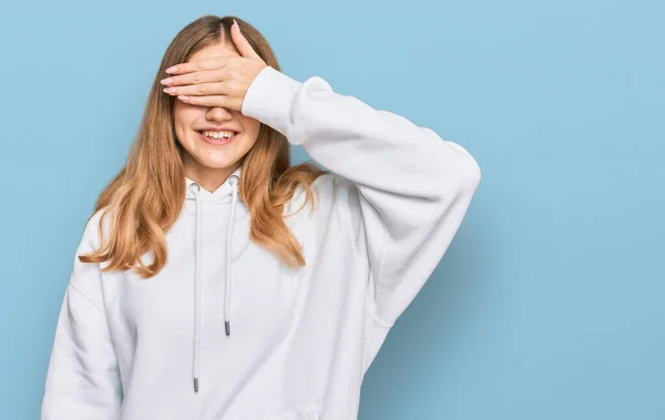 Mooi Jong Kaukasisch Meisje Draagt Casual Sweatshirt Glimlachend Lachend Met — Stockfoto