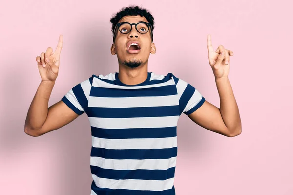 Ung Afrikansk Amerikan Man Bär Casual Kläder Och Glasögon Förvånad — Stockfoto