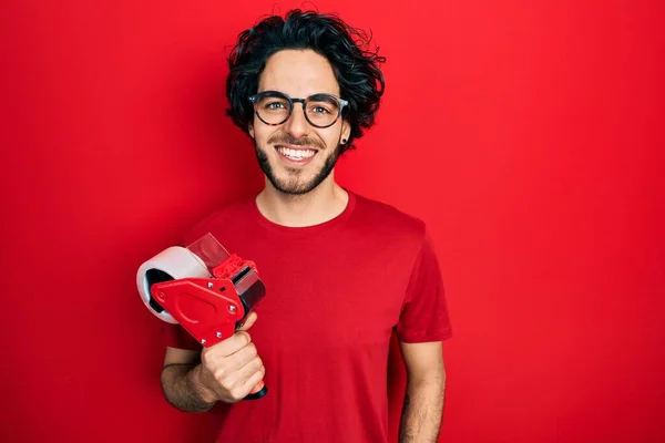 Schöner Hispanischer Mann Mit Packband Der Stehen Positiv Und Glücklich — Stockfoto