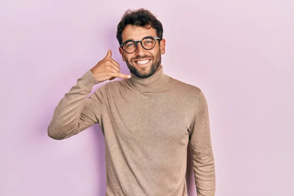 Schöner Mann Mit Rauschebart Rollkragenpullover Und Brille Der Lächelnd Telefongesten — Stockfoto