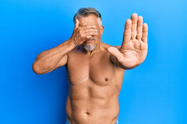 Homem Cabelos Grisalhos Meia Idade Sem Camisa Cobrindo Olhos Com — Fotografia de Stock
