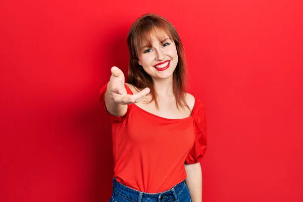 Kırmızı Tişörtlü Kızıl Saçlı Genç Bir Kadın Dostça Bir Selamlama — Stok fotoğraf