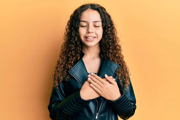 Έφηβη Ισπανόφωνη Κοπέλα Που Φοράει Μαύρο Δερμάτινο Μπουφάν Χαμογελώντας Χέρια — Φωτογραφία Αρχείου