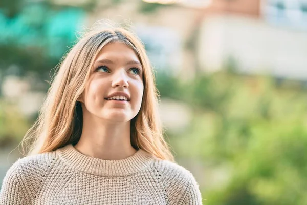 Güzel Beyaz Bir Genç Gülümsüyor Mutlu Bir Şekilde Şehirde Duruyor — Stok fotoğraf