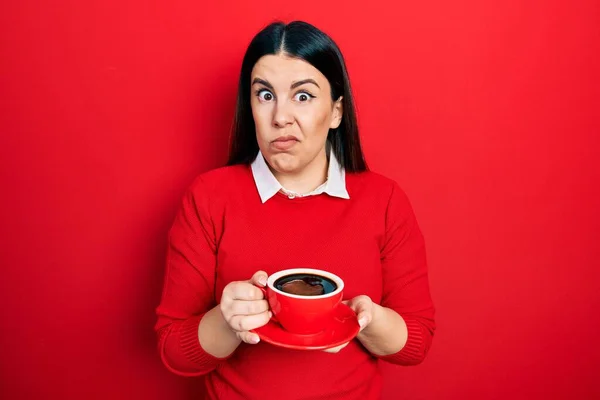 Jovem Hispânica Bebendo Uma Xícara Café Sem Noção Expressão Confusa — Fotografia de Stock