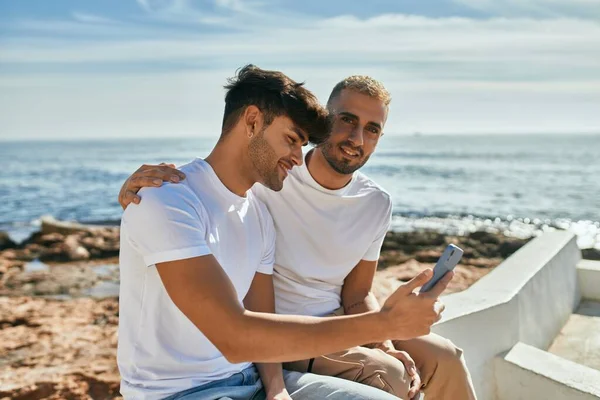 Jong Gay Paar Glimlachen Gelukkig Met Behulp Van Smartphone Het — Stockfoto