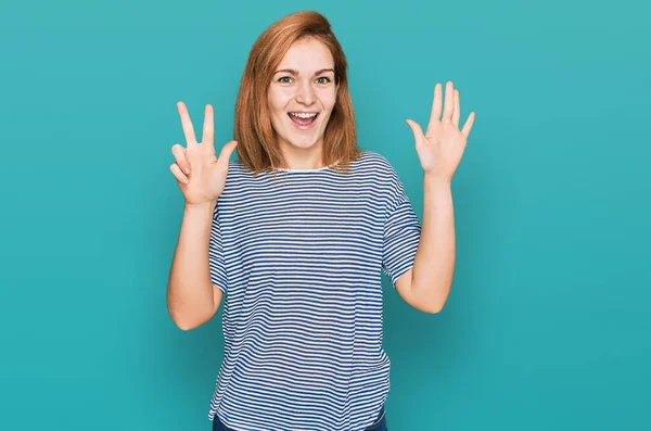 Joven Mujer Caucásica Usando Ropa Casual Mostrando Señalando Hacia Arriba —  Fotos de Stock