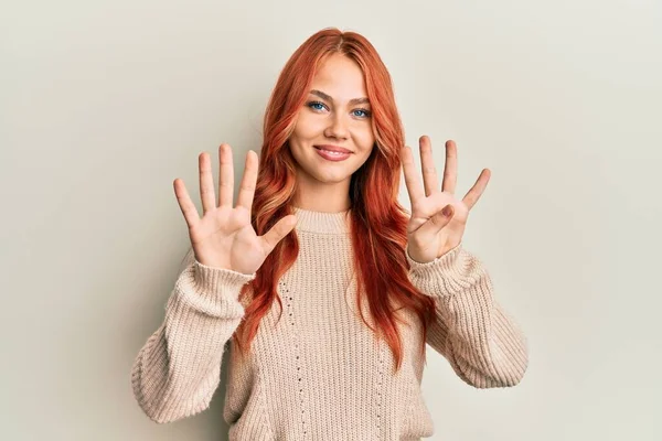 Молодая Красивая Рыжая Женщина Обычном Зимнем Свитере Показывает Показывает Пальцами — стоковое фото