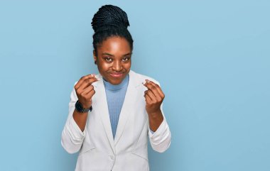 Genç Afro-Amerikalı kadın iş kıyafetleri giyip para yapıyor. Elleriyle jest yapıyor. Maaş istiyor. 