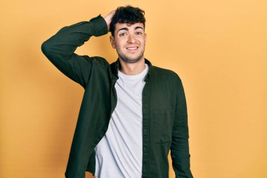 Gündelik kıyafetler giyen genç İspanyol adam soru sorup kafasını karıştırıyor. Şüpheyle kararsız, kafa kafaya düşünerek. Düşünceli kavram. 