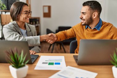 Ofiste el sıkışan iki iş adamı..