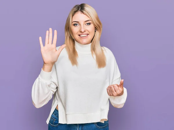 Junge Kaukasische Frau Trägt Lässigen Winterpullover Und Zeigt Mit Finger — Stockfoto