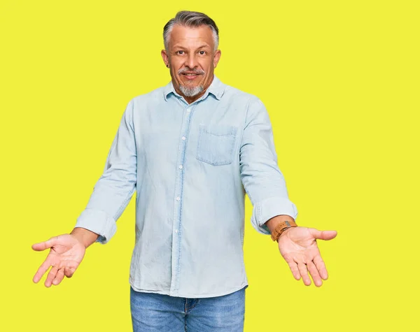 Hombre Pelo Gris Mediana Edad Vistiendo Ropa Casual Sonriente Alegre — Foto de Stock