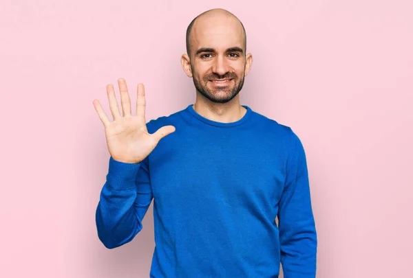 Jonge Spaanse Man Draagt Casual Kleding Tonen Wijzen Met Vingers — Stockfoto