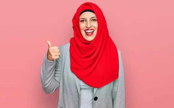 Красива Іспаномовна Жінка Традиційному Ісламському Шарфі Хіджаб Посміхається Щасливим Позитивним — стокове фото